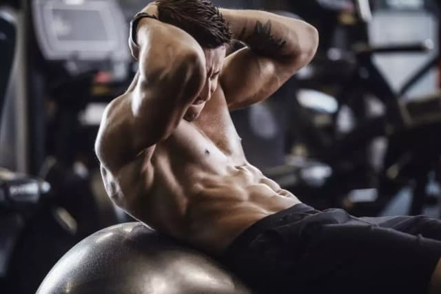 Trening abs co to? Poznaj skuteczne ćwiczenia na płaski brzuch