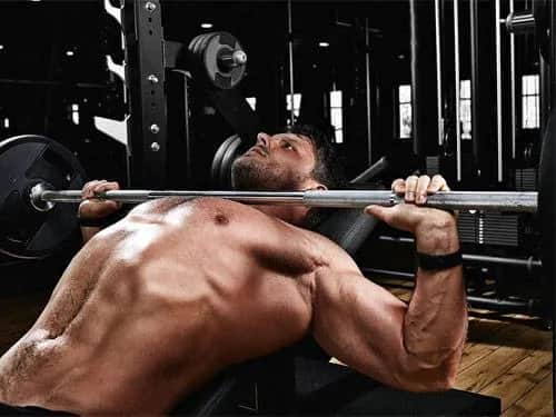 Śniadanie przed czy po treningu: co wybrać dla lepszych efektów?