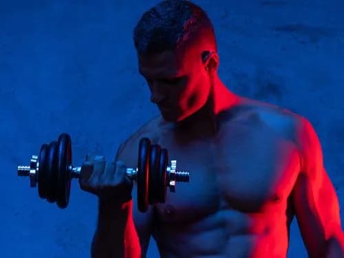 Ile czasu przed treningiem brać przedtreningówkę, aby nie zawieść?