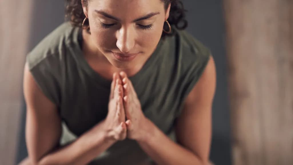 Co znaczy namaste w jodze? Odkryj jego głębokie znaczenie i symbolikę