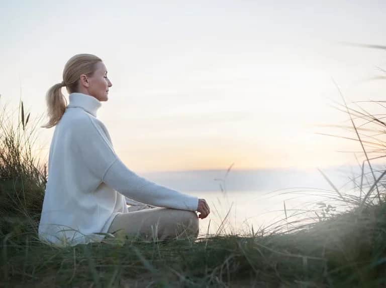 Jak oczyścić umysł medytacją: proste techniki na spokój i klarowność